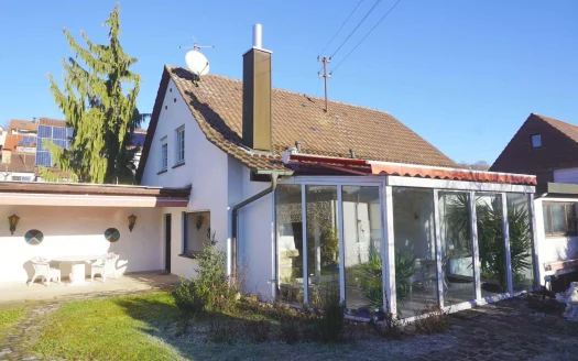 Freistehendes EFH mit Wintergarten, Schwimmbad und Garage