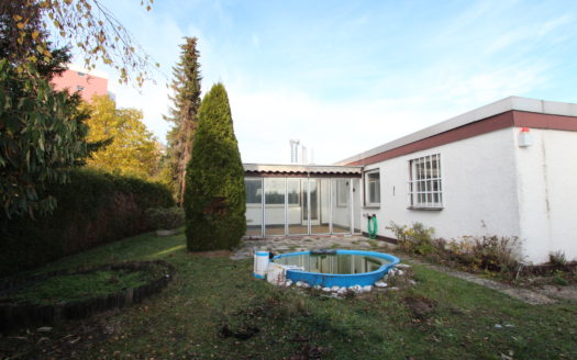 Attraktiver Eck-Bungalow mit Garten in Stuttgart-Möhringen