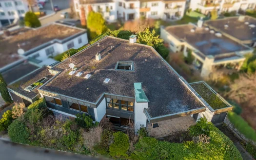 Freistehender Bungalow mit Atrium, Schwimmbad und Garage
