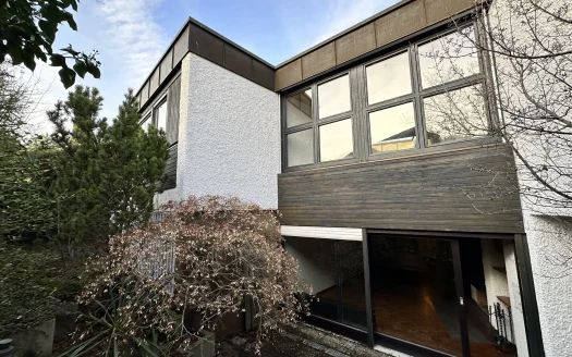 Freistehender Bungalow mit Atrium, Schwimmbad und Garage