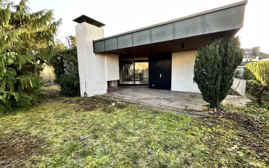 Freistehender Bungalow mit Atrium, Schwimmbad und Garage