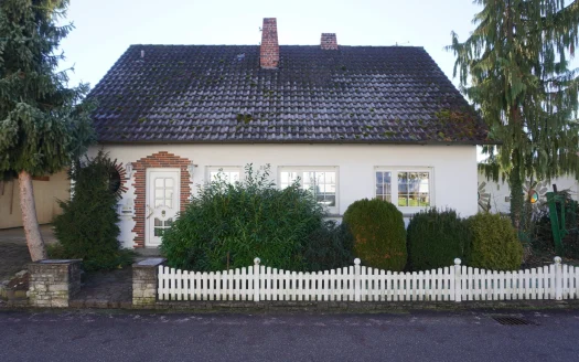 Freistehendes EFH mit Wintergarten, Schwimmbad und Garage