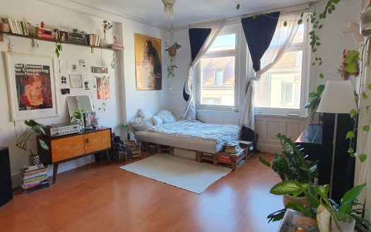 Altbaujuwel im Lehenviertel – 4-Zimmer-Wohnung mit Balkon und Veranda
