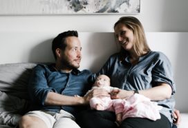 Kaufgesuch für Haus oder Wohnung in Stuttgart Junges Paar mit Baby in der Mitte lächelt sich an
