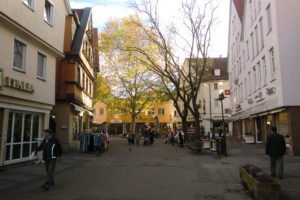 Immobilienmakler Bad Cannstatt Fußgängerzone mit Menschen