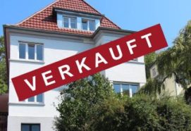Frontansicht eines Hauses mit Verkauft Schild